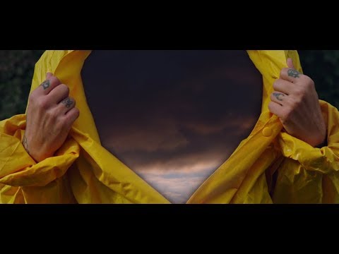 Песня о любви, удовольствии и конце света: дуэт “Раёк” выпустили дебютный клип на сингл “Волнами”