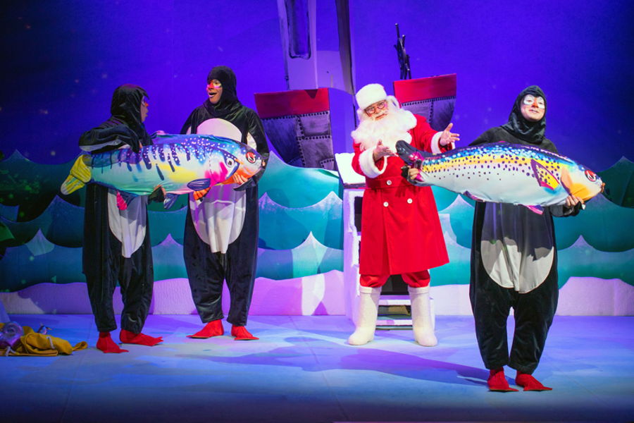 Три пингвина, три веселых друга… и Дед Мороз